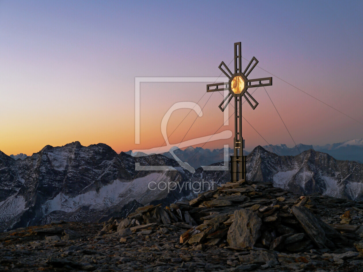Bild-Nr.: 11060941 5 Uhr frueh am Gipfelkreuz erstellt von 